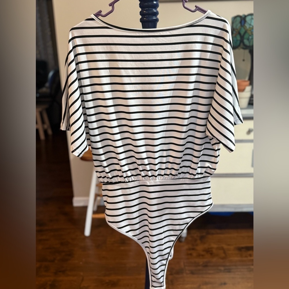 Black and White Striped Batwing Sleeve Bodysuit, Sz L (8-10) - Picture 8 of 11